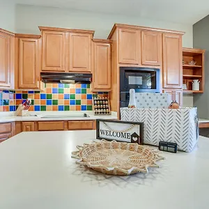 Group Getaway With Pool And Putting Holiday home Goodyear